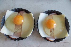 Aperitiv Oua ochiuri cu cascaval si kaiser la cuptor