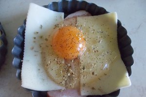 Aperitiv Oua ochiuri cu cascaval si kaiser la cuptor