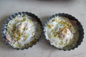 Aperitiv Oua ochiuri cu cascaval si kaiser la cuptor