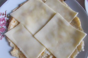 Aperitiv rulouri de omleta, cu jambon si cascaval