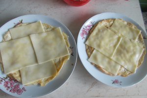 Aperitiv rulouri de omleta, cu jambon si cascaval