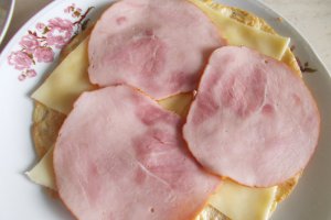 Aperitiv rulouri de omleta, cu jambon si cascaval