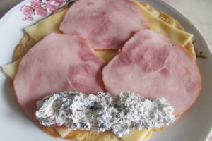 Aperitiv rulouri de omleta, cu jambon si cascaval