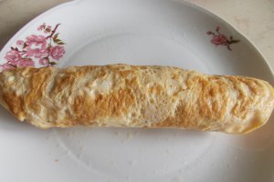 Aperitiv rulouri de omleta, cu jambon si cascaval