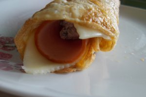Aperitiv rulouri de omleta, cu jambon si cascaval