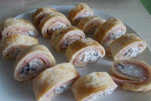 Aperitiv rulouri de omleta, cu jambon si cascaval