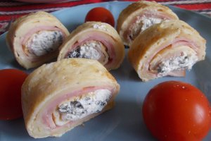 Aperitiv rulouri de omleta, cu jambon si cascaval