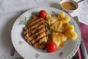 Piept de pui la gratar, cu cartofi natur si sos de mustar si miere
