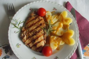 Piept de pui la gratar, cu cartofi natur si sos de mustar si miere