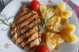 Piept de pui la gratar, cu cartofi natur si sos de mustar si miere