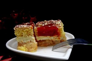Desert prajitura cu umplutura de mere si crema de vanilie