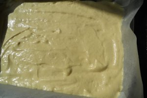Desert prajitura cu umplutura de mere si crema de vanilie
