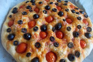 Foccacia cu masline si rosii