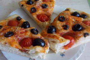 Foccacia cu masline si rosii