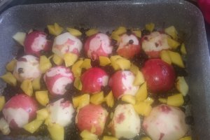 Desert prajitura rasturnata cu mere, mango si afine