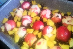 Desert prajitura rasturnata cu mere, mango si afine