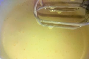 Desert prajitura rasturnata cu mere, mango si afine
