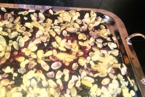 Desert prajitura rasturnata cu mere, mango si afine