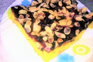 Desert prajitura rasturnata cu mere, mango si afine