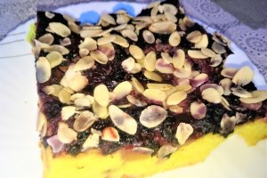 Desert prajitura rasturnata cu mere, mango si afine