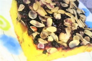 Desert prajitura rasturnata cu mere, mango si afine