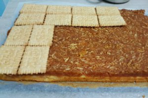 Desert prajitura cu mere, biscuiti si budinca de vanilie