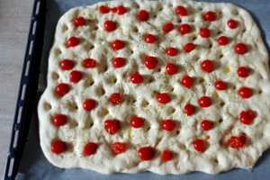 Focaccia cu rosii cherry si rozmarin