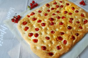 Focaccia cu rosii cherry si rozmarin