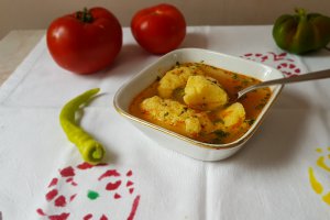 Supa de rosii cu galuste pufoase de gris