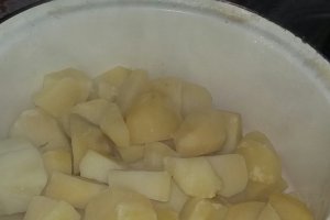 Salata de cartofi cu spanac si dressing de iaurt