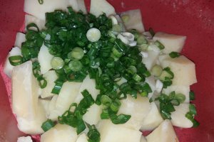 Salata de cartofi cu spanac si dressing de iaurt