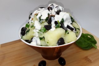 Salata de cartofi cu spanac si dressing de iaurt