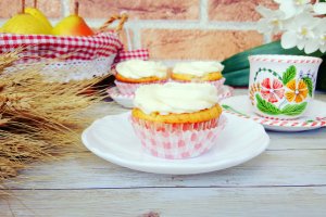 Desert briose cu pere si crema de branza