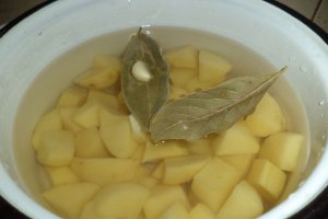 Aperitiv piure de cartofi aromat cu oua de prepelita