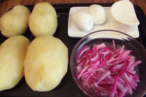 Salata de cartofi cu ceapa rosie