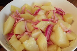 Salata de cartofi cu ceapa rosie
