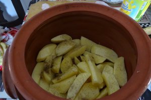 Pulpe de pui cu cartofi in oala de lut