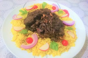 Berbecut cu ceapa, vin rosu si cuscus