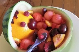 Salata de fructe in suport de pepene verde