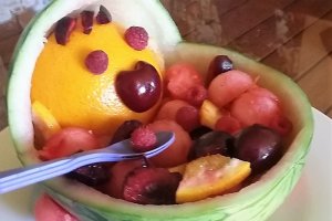 Salata de fructe in suport de pepene verde