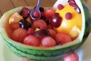 Salata de fructe in suport de pepene verde