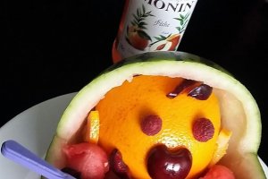 Salata de fructe in suport de pepene verde