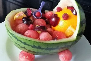 Salata de fructe in suport de pepene verde