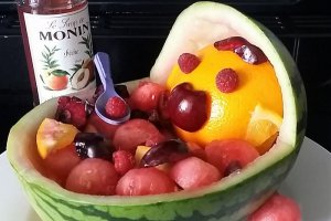 Salata de fructe in suport de pepene verde