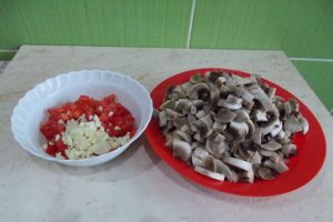 Reteta de tocanita de ciuperci champignon, cu ceapa si usturoi