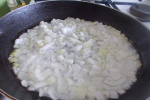 Reteta de tocanita de ciuperci champignon, cu ceapa si usturoi