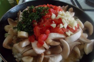 Reteta de tocanita de ciuperci champignon, cu ceapa si usturoi