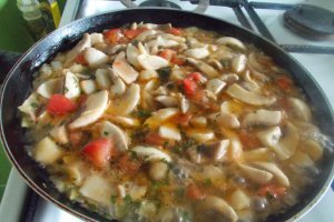 Reteta de tocanita de ciuperci champignon, cu ceapa si usturoi
