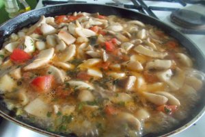 Reteta de tocanita de ciuperci champignon, cu ceapa si usturoi