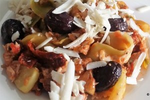 Dovlecei sotati, cu ton, sos de rosii si ricotta